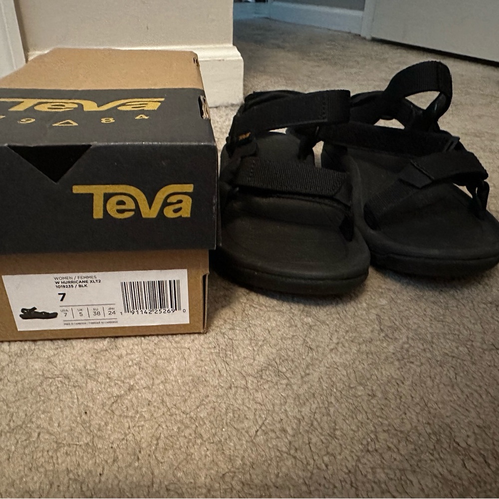 Woman’s Teva hurricane xlt2 size 7